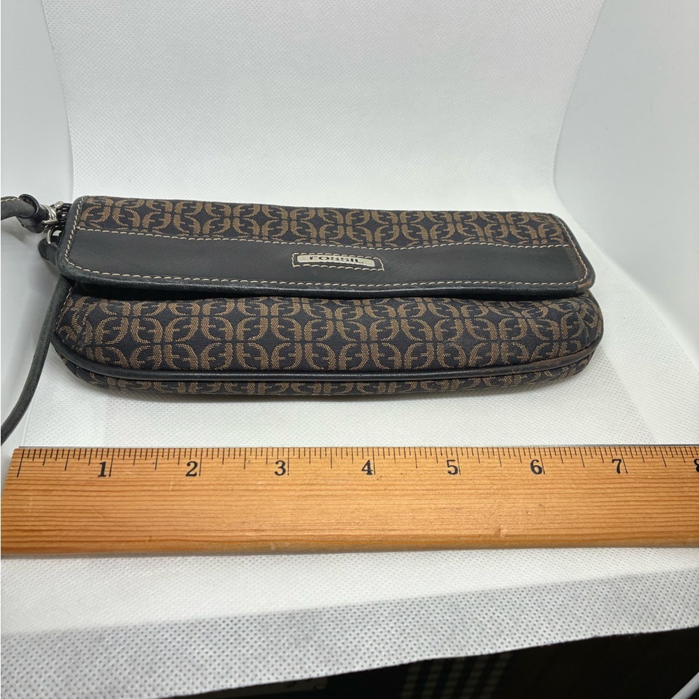 Fossil 8” Wristlet Wallet With Card Holders And Zippered Pocket - Picture 6 of 11